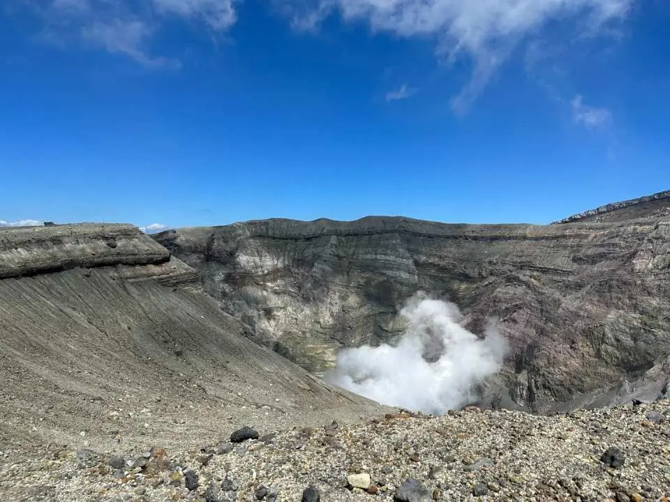 "Mount Aso is like a natural theater, with billowing smoke and vast grasslands. Approaching it will leave you in awe of the earth's power. Come at dawn or dusk when the sunlight shines on the crater, and the magnificent scenery will inspire awe."