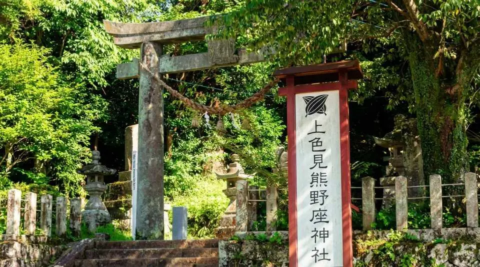 "A small but story-filled shrine, nestled in the mountains, where stone lanterns and moss intertwine to create a unique landscape. Strolling through it, time seems to slow down, making it an excellent place to find peace and inspiration."