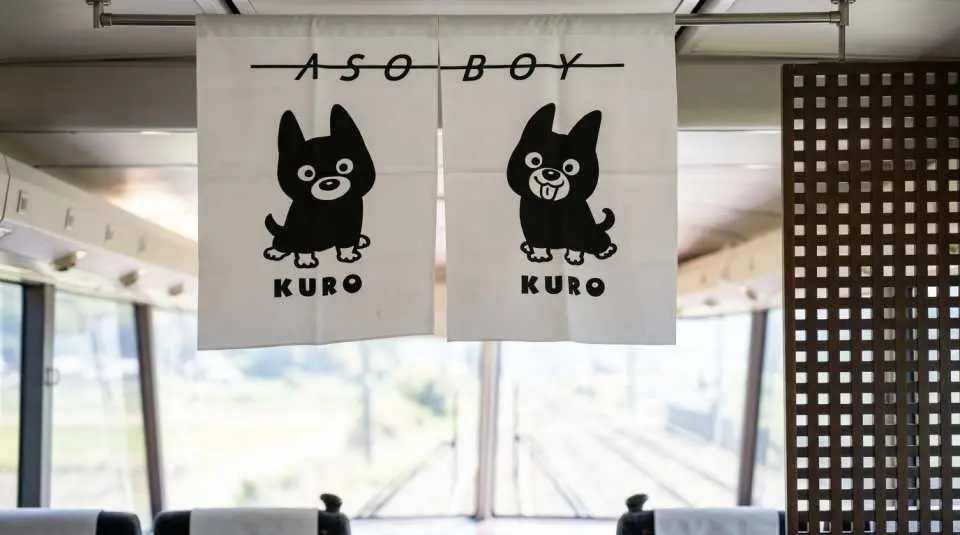 Aso Boy is one of the most popular sightseeing trains in Kyushu. It is designed with the cute black mascot "Kuro" as its theme. The carriages have spacious viewing windows and comfortable seats, and the overall atmosphere is relaxed and fun.