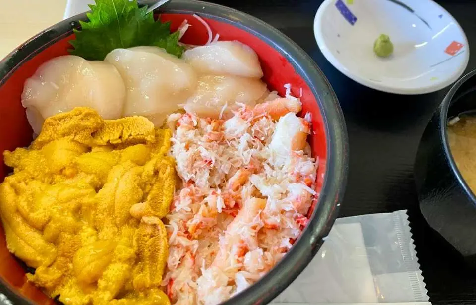 【神威岬午餐（自理）】神威岬区域设有当地餐饮设施，可自由享用北海道特色美食。最受欢迎的是6–8月限定的海胆盖饭，鲜甜浓郁、入口即化，是当地代表性海味料理。此外也可选择荞麦面、咖喱饭或海鲜定食等多种餐食，自由安排用餐时间，在欣赏海景的同时享受北海道在地风味。