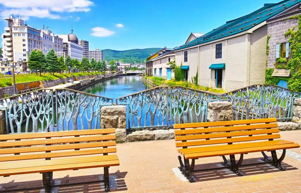 【小樽运河区域】小樽运河是北海道最具代表性的历史景点之一，两侧保留着明治时期的红砖仓库建筑，充满复古港町氛围。沿着运河步道漫步，可以感受静谧浪漫的街景风情。周边还可自由参观北一哨子玻璃馆与八音盒堂，欣赏精致手工玻璃工艺与悠扬音乐盒，体验小樽独特的艺术与文化魅力，是游客必访的经典观光区域。