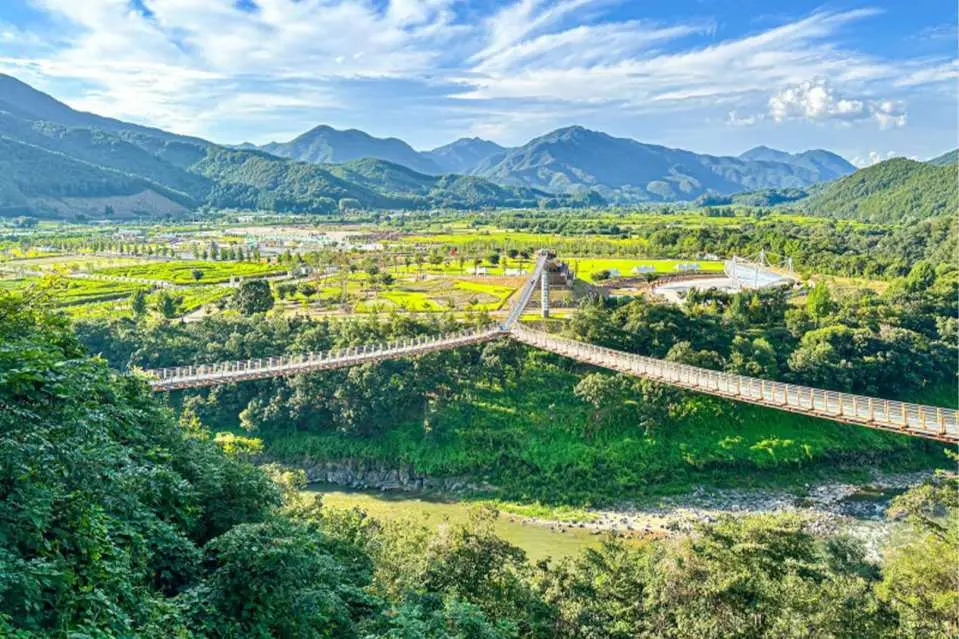 Y字吊橋天空步道
走上Y字吊橋天空步道，彷彿把整片山谷風景踩在腳下。高空之上，微風吹過臉頰，腳下是壯闊綿延的山林與峽谷景致，每一步都像走進電影畫面。站在觀景點遠眺，天空、群山與吊橋線條交織成最震撼的視覺焦點，既刺激又浪漫，讓人忍不住一拍再拍。