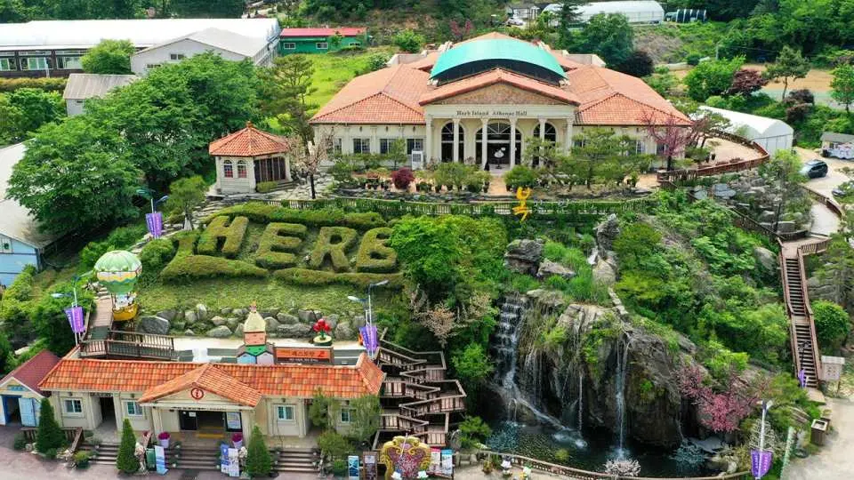 香草島樂園
一走進香草島樂園，空氣裡彷彿都飄著香草與花朵的甜美氣息。繽紛花園、異國風情造景與浪漫燈光，把整個園區妝點得像童話世界一樣夢幻。白天適合悠閒散步拍美照，夜晚點燈後更像墜入星光花園，處處都是少女心爆發的拍照熱點，浪漫指數直接拉滿。
