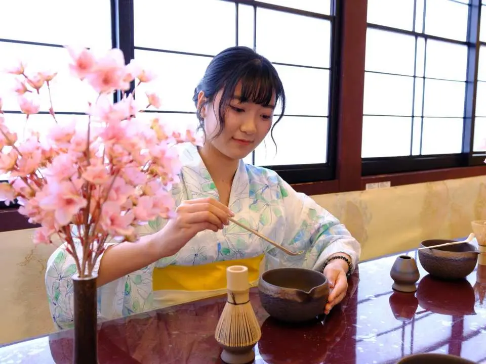 - 90分間の昼間クルーズチケット（出発時間：11:20または13:50）

- 茶道体験

- 和菓子セットメニュー

- ソフトドリンク飲み放題

- 三味線の生演奏