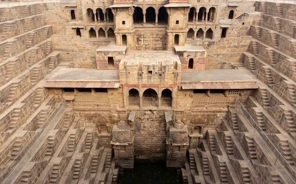 探索令人叹为观止的月亮水井（Chand Baori），它是印度最古老、最深的阶梯井之一，以其独特的几何设计和精巧的建筑而闻名。这座历史悠久的阶梯井建于一千多年前，展现了古代拉贾斯坦邦卓越的工程技术和艺术之美。