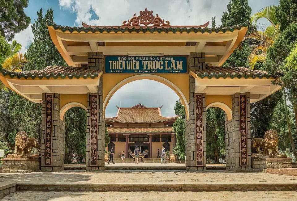 🔽 Visit Truc Lam Zen Monastery, a peaceful spiritual destination in Da Lat surrounded by pine forests and overlooking the beautiful Tuyen Lam Lake