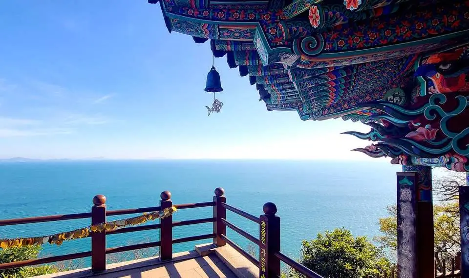 香吉蘭酒店坐落在海邊懸崖上，景色壯麗，可飽覽海洋和周圍海岸線的全景。