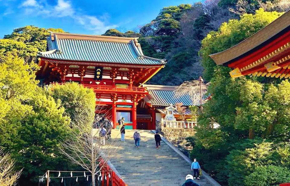 鎌倉を代表するこの神社は、武士文化の象徴でもあります。神社の建築様式は、周囲に咲き誇る紫陽花と鮮やかなコントラストを成し、厳粛で静謐な雰囲気を醸し出し、写真撮影に最適な空間となっています。