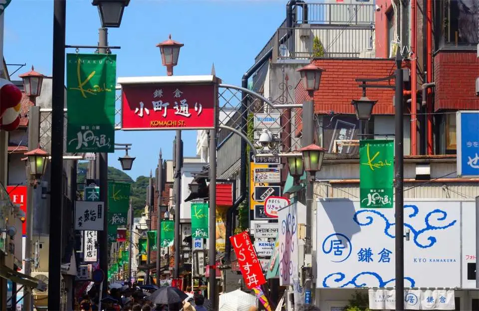 鶴岡八幡宮前の人気の商店街には、和菓子店、特産品店、手作り雑貨店などが軒を連ねています。散策しながら、抹茶菓子や紫陽花をモチーフにしたデザートなどを楽しむことができます。