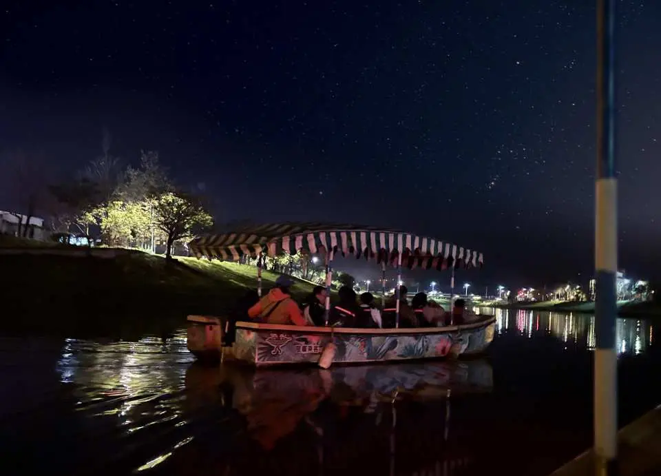 冬山河生態綠舟，乘船體驗水上觀星活動，沉浸星空倒映河面的靜謐夜景。