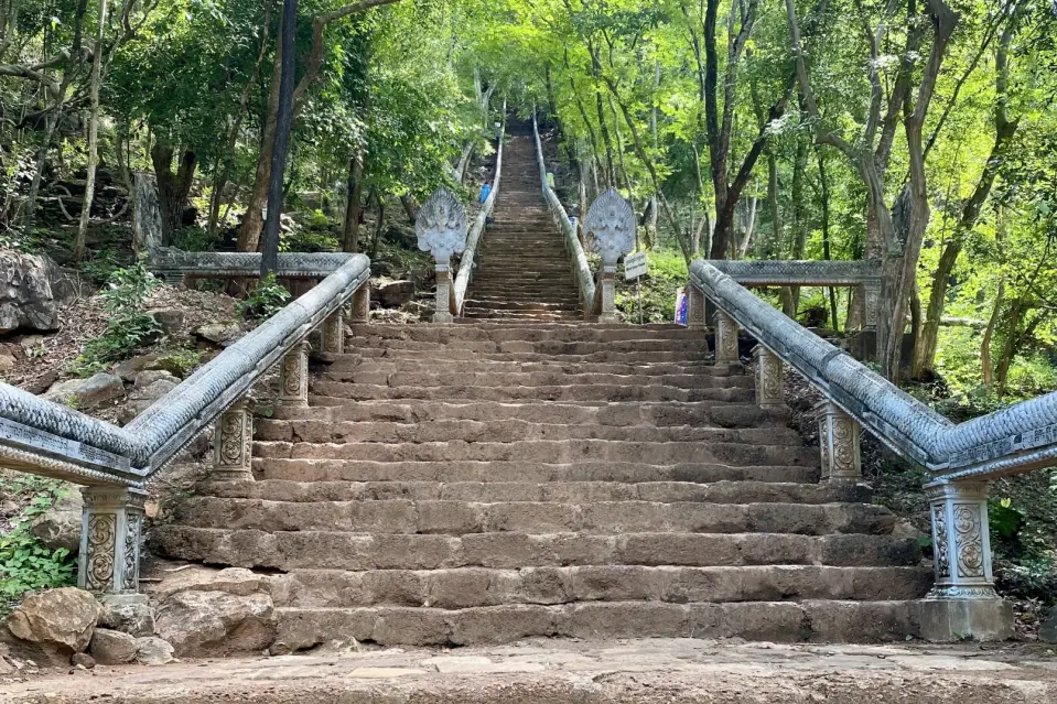 參觀山頂的巴南山寺，這是一座建於 11 世紀的吳哥寺廟，常被比喻為縮小版的吳哥窟。