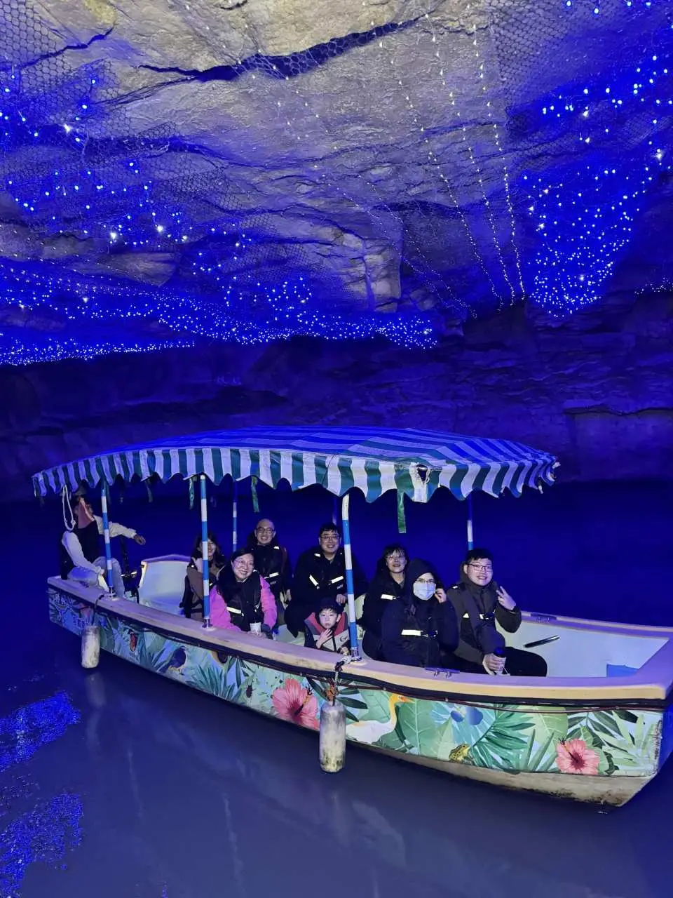 穿越神祕水道「星空藍」岩洞，沉浸奇幻夜色與璀璨星空之中。