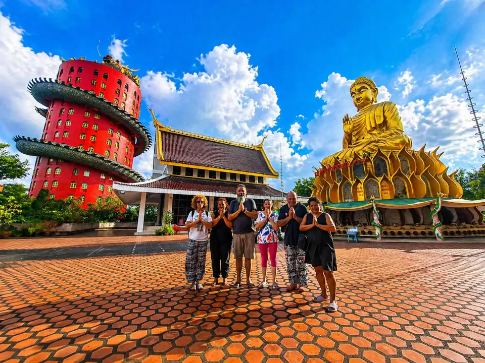 旅程隨後將帶您前往龍廟（Wat Samphran），這是一座引人注目的粉紅色塔樓，塔身環繞著一條巨龍。在這裡，您可以探索其獨特的建築風格，並攀登至塔頂，飽覽壯麗景色，感受獨特的文化氛圍。

全天行程採用小團模式，讓您擁有更便利的遊覽體驗、更舒適的節奏，並在每個景點停留更長時間，從而獲得更豐富的體驗。

我們將安排空調車輛和英語導遊，確保您從頭到尾享受一段井然有序、順暢無阻的旅程。

我們提供多語種語音導覽，可透過掃描二維碼取得（需提前預約），支援英語、西班牙語、法語、德語、土耳其語、日語、中文、義大利語、希伯來語和阿拉伯語。建議遊客攜帶智慧型手機和耳機，以獲得最佳體驗。