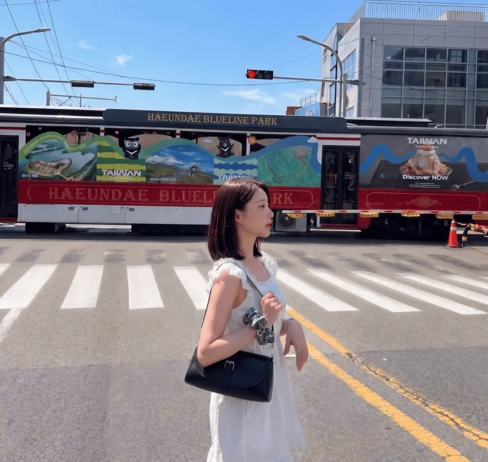 This picturesque village is also a fantastic spot for couples to capture memorable, romantic photos against the backdrop of the iconic lighthouse and coastal train tracks.