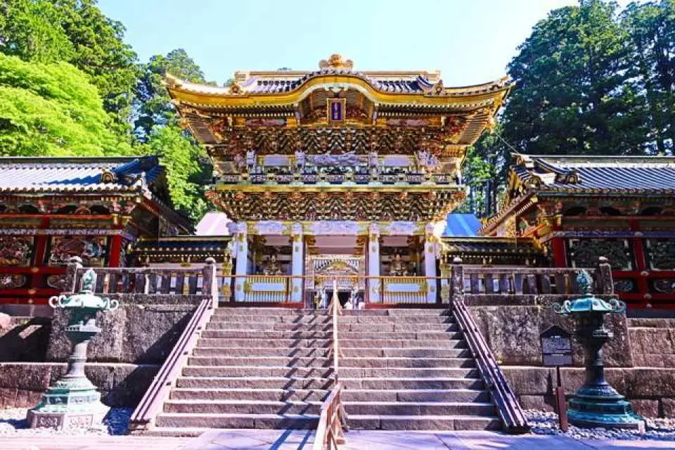 【日光東照宮】世界遺産「日光の社寺」を代表する名所であり、徳川家康公を祀る全国屈指の歴史的建造物。極彩色の装飾が施された華麗な社殿群は、江戸時代の匠の技と美意識の結晶です。歴史ロマンと日本文化の奥深さを感じながらご参拝いただけます。