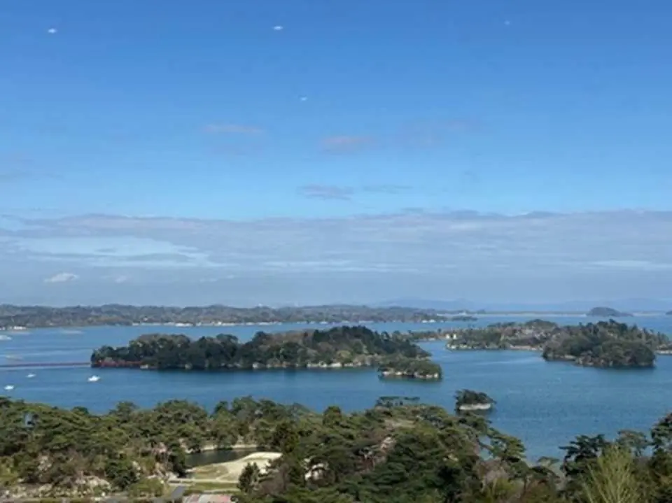 【松島】日本三景の一つに数えられる宮城県を代表する景勝地です。松の緑に彩られた大小260余りの島々が松島湾に浮かぶ美しい景観は、古くから多くの人々を魅了してきました。湾内を巡る遊覧船や海辺の散策を楽しめるほか、新鮮な海の幸や名物グルメも人気です。また、国宝・瑞巌寺や五大堂など歴史ある寺社も点在し、自然美と歴史文化が調和した魅力あふれる観光地として親しまれています