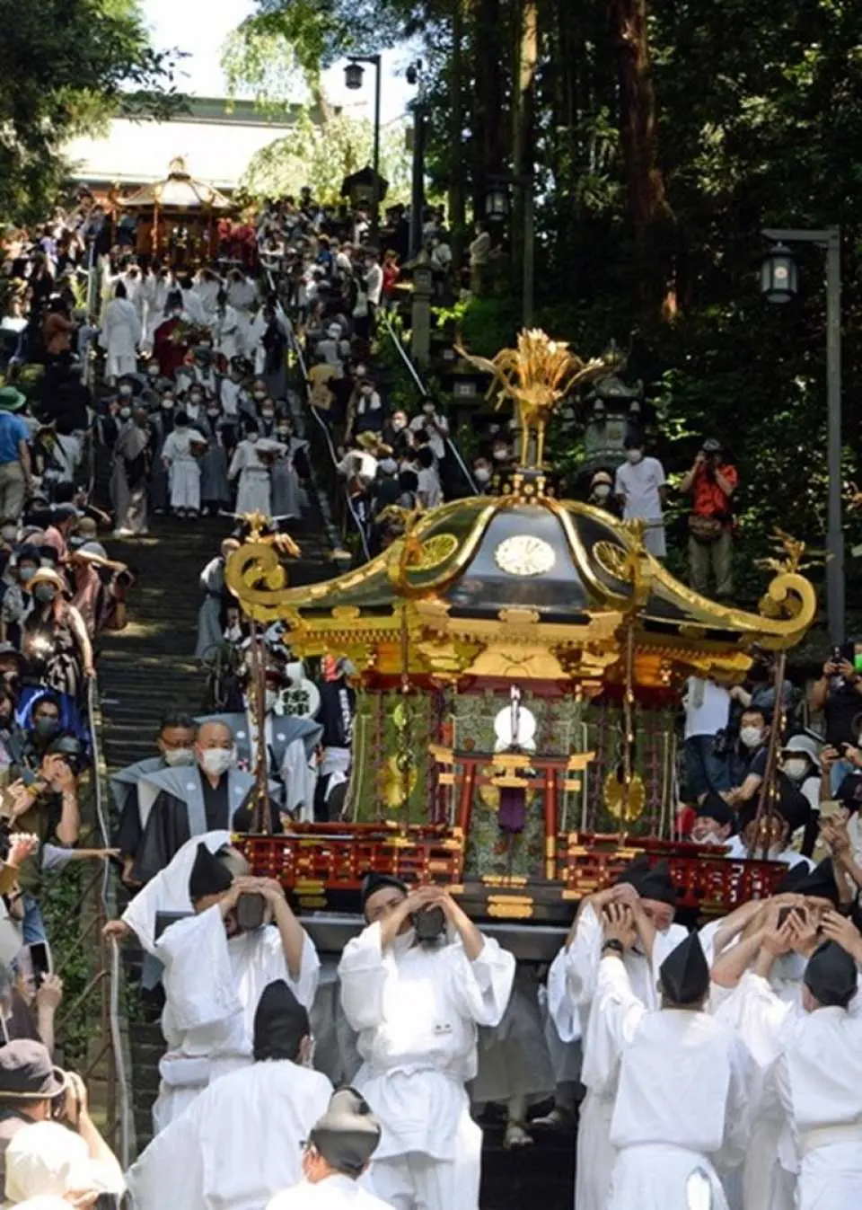 【神輿渡御】塩竈みなと祭は、志波彦神社・鹽竈神社両社の神輿が市内と海上をご巡幸します。2基の神輿が202段の急な石段を続けて下りられ市内へと繰り出し、御座船が待つ桟橋へと向か様子は大いに盛り上がります。