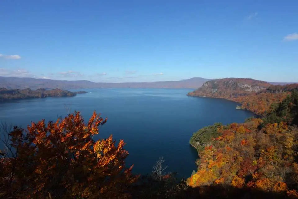 「十和田湖」深いブルーの湖面を囲む山々の紅葉が360度のパノラマを作り出す、カルデラ湖ならではの絶景。