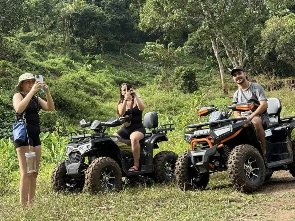 Immersive nature exploration: Pass by waterfalls, rice fields, and hill tribe villages. Stop for photos along the way and experience the most authentic ecological beauty of Chiang Mai.