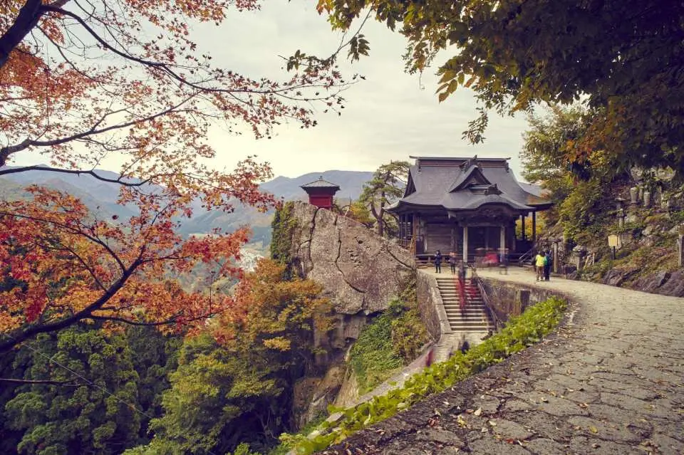 山寺
息をのむ美しさ、山寺の秋景色！
例年の紅葉の見ごろ：10月下旬～11月上旬