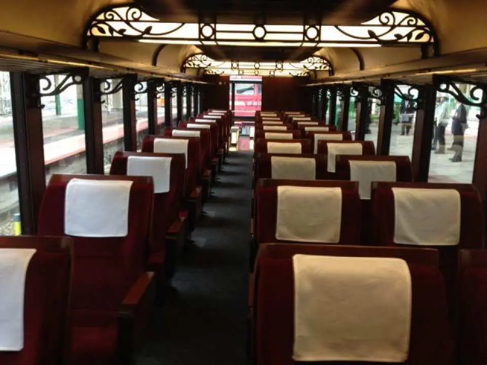 クラシックな車内で心くつろぐひとときを♪