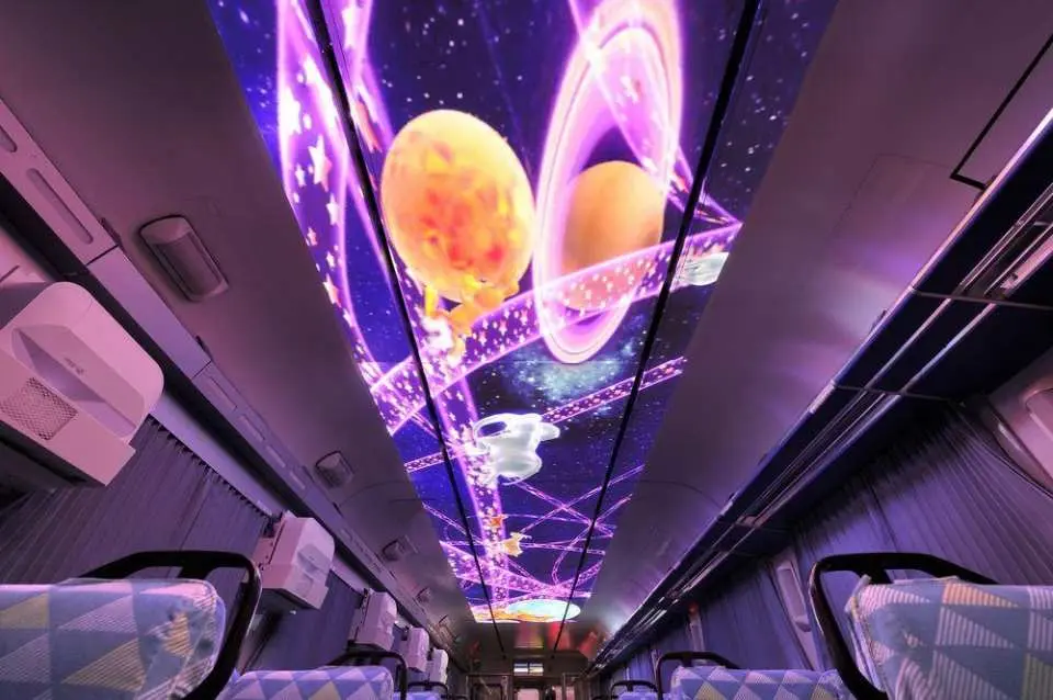 車内が宇宙空間に変身！？幻想的なプロジェクションマッピングで未来の旅を体験しませんか？（イメージ）