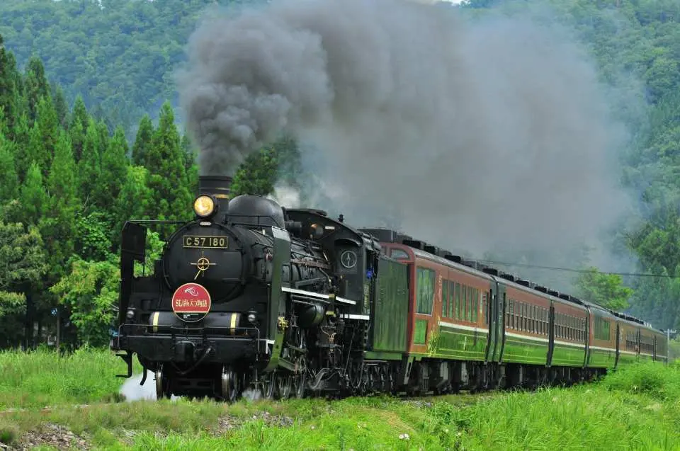 迫力満点！もくもくと立ち上る白煙が、SL列車の力強さを物語ります。（イメージ）