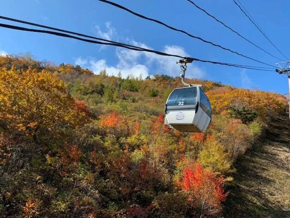 「安達太良山」の空中散歩をお楽しみください。
目の前に広がる360度の大パノラマと、春夏秋冬それぞれに美しく変化する山々の景色が、皆様をお迎えいたします。