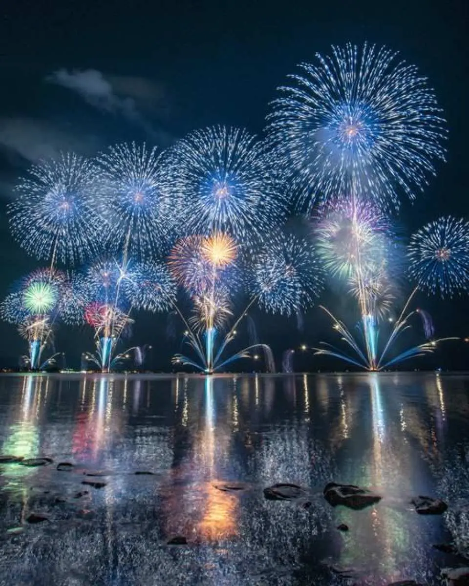 【水郷祭】
松江水郷祭湖上花火大会は、島根県松江市の宍道湖で開催される日本有数の湖上花火大会です。宍道湖の美しい湖面で打ち上げられる花火が特徴で、連続斜め打ちやスターマイン尺玉連発、尺玉の4台船からの同時打ち上げなど、暗い湖面に映え美しい光景が作り出されます。8月1日（土）に10,000発、8月2日（日）に11,000発の計21,000発の花火を打ち上げるほか、ドローンショーも予定しています。
