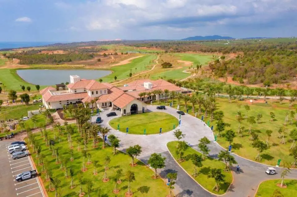 Visitors coming to explore Nova Phan Thiet can enjoy a stunning golf course.