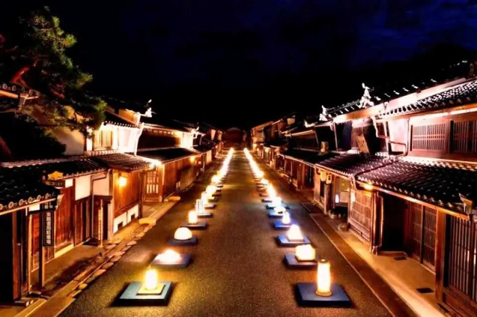 ▼美浓古街（200分钟）日本岐阜县美浓市，卯建房屋街道宛如一幅流动的江户画卷，将 1603-1868 年间的市井风貌鲜活呈现。沿街卯建建筑古意盎然，富商宅邸尤为瞩目 —— 高耸的屋顶上，装饰繁复的山墙错落而立，无声诉说着昔日主人的显赫地位与雄厚财力。江户时期的美浓市，凭借美浓和纸产业崛起为商业重镇，其生产的和纸远销各地，缔造了辉煌的财富传奇。
