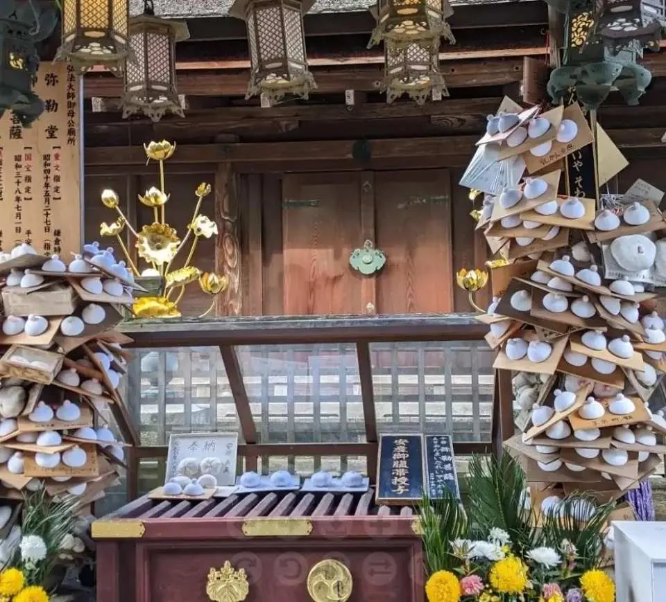 龙音寺（45分钟），又名间间观音寺主祀的千手观音像别具一格象征对生命孕育的守护。据寺传记载，此像源自弘法大师空海东渡大唐前的祈愿，旨在护佑日本国运昌隆、民生康泰。历经岁月演变，这里逐渐成为日本女性祈愿哺乳顺畅、育儿平安、分娩顺遂的圣地，甚至延伸至对女性生命力的崇拜。