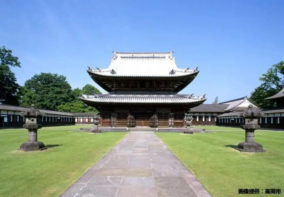 【瑞龍寺】1997年に山門、仏殿、法堂が国宝に指定されており、威風堂々とした建築物をご見学いただけます。