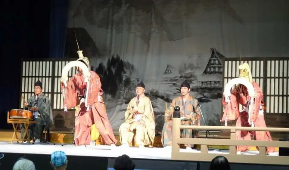 五箇山では、古くから伝わる民謡と優雅でキレのある踊り「こきりこ踊り」鑑賞と「ささら踊り」体験をお楽しみください。