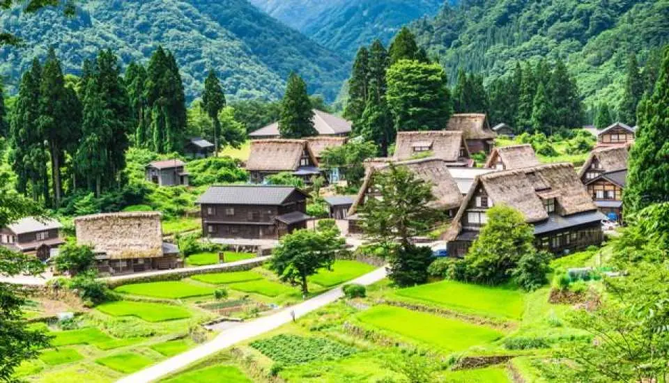 五箇山は、40の小さい集落の総称です。岐阜県の白川郷「萩町」と富山県の五箇山「相倉」と「菅沼」の２集落の３つ合わせて世界遺産に登録されています。画像はイメージです。