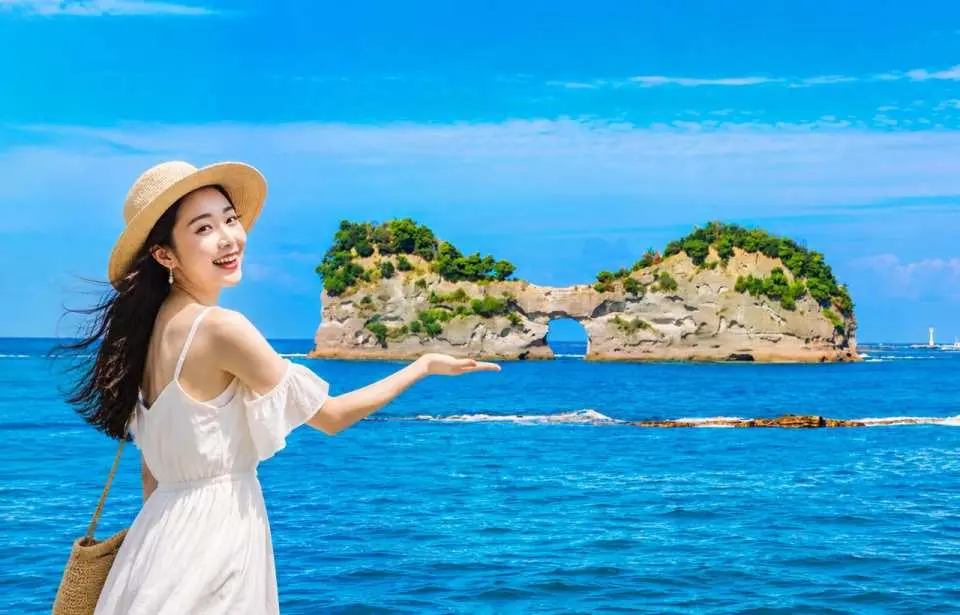 圆月岛：和歌山最具代表性的地标，也是摄影爱好者必访景点。岛中央天然形成一个直径约9公尺的圆形海蚀洞，远远望去宛如一轮满月悬挂在海面上，因此被命名为「圆月岛」。下午阳光斜射穿过圆洞洒落海面，光影变化迷人；若时逢夕阳则更为梦幻（因行程顺序，夕阳正时可能因季节有所差异）。