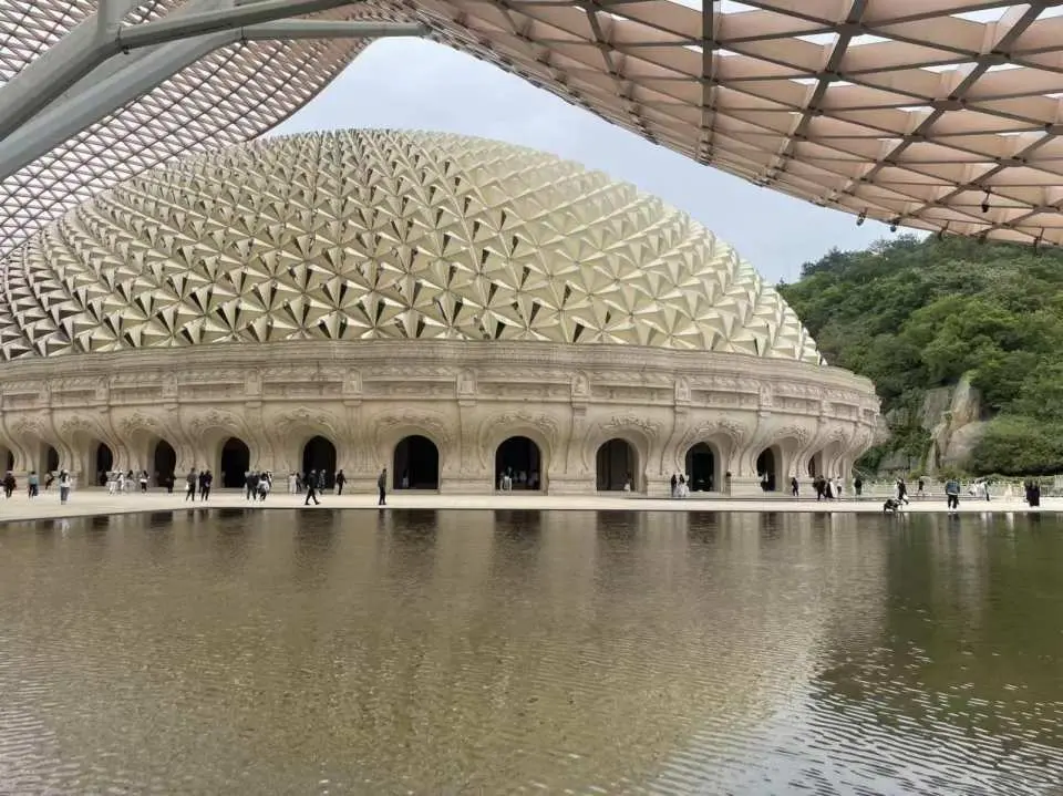 佛頂宮以佛祖頂骨舍利供奉為核心，外空間分為大穹頂和小穹頂兩個部分，寓意外供養與內供養，大穹頂形如佛祖袈裟覆蓋在小穹頂之上，象徵著佛祖的無量加持；小穹頂下部為蓮花寶座造型，上部為摩尼寶珠造型，上下結合形成“蓮花托珍寶”的神聖意象。
