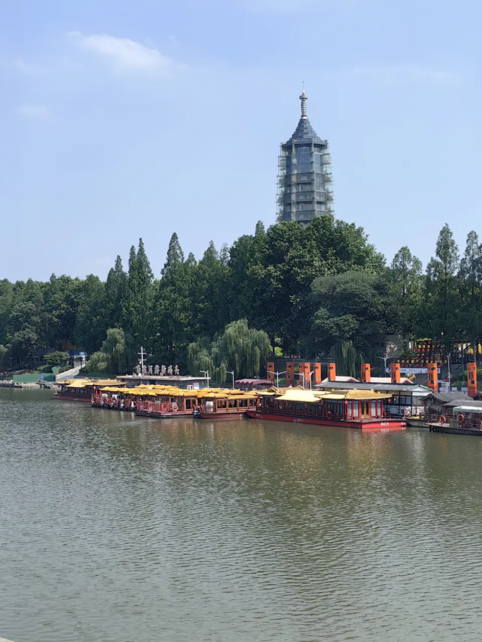 📍 Boarding Location

Saozhou Lane Cruise Terminal, Qinhuai District, Nanjing (Outside Zhonghua Gate, opposite the parking lot of Dabaoen Temple)
Transportation: Within walking distance of Zhonghua Gate Station (Line 1) and Wudingmen/Yuhuamen Station (Line 3). Parking is available.

⏰ Operating Hours and Schedules

Departures every 30 minutes, departing when full.
Night Cruises: Fridays, Saturdays, Sundays, and public holidays.

⏰ Schedule and Operating Hours
Departure Rules: Every 30 minutes, departing earlier if the boat is full.
Night Cruise Operating Dates: Fridays, Saturdays, Sundays + National Public Holidays
Summer Time (April - September)
Daytime Cruises: 09:00-18:00
Night Cruises: 18:30-20:45
Winter Time (October - March of the following year)
Daytime Cruises: 09:00-17:00
Night Cruises: 17:30-20:45