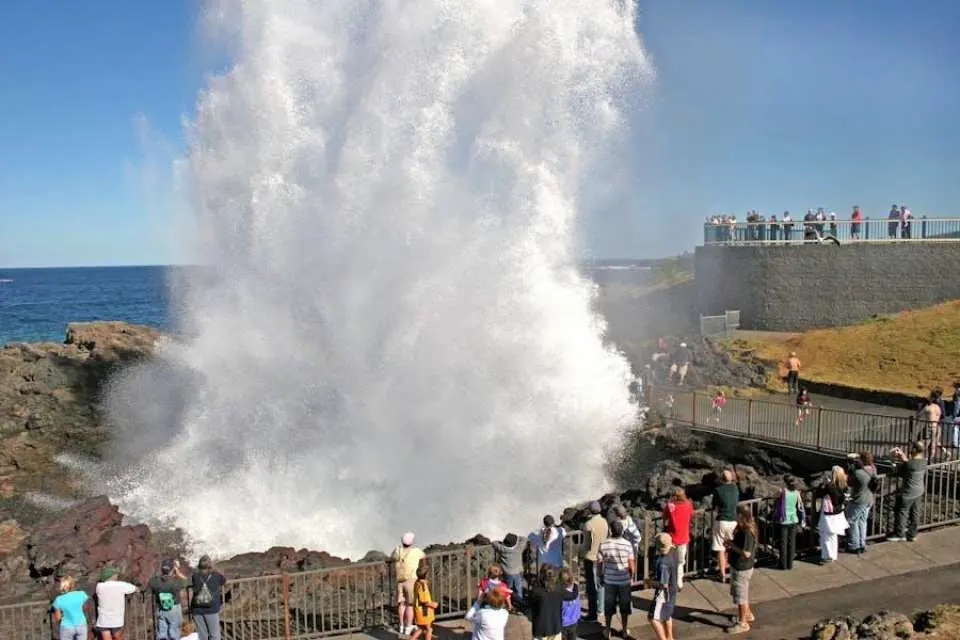 キアマ・ブローホール：キアマ・ブローホールでは、海水が最大30メートルもの高さまで噴き上がる、海の力強さを目の当たりにできます。南東の風が波を巻き上げ、壮大な水柱を作り出す時が、この光景を見るのに最適な時間帯です。きっと見る人を圧倒するでしょう。