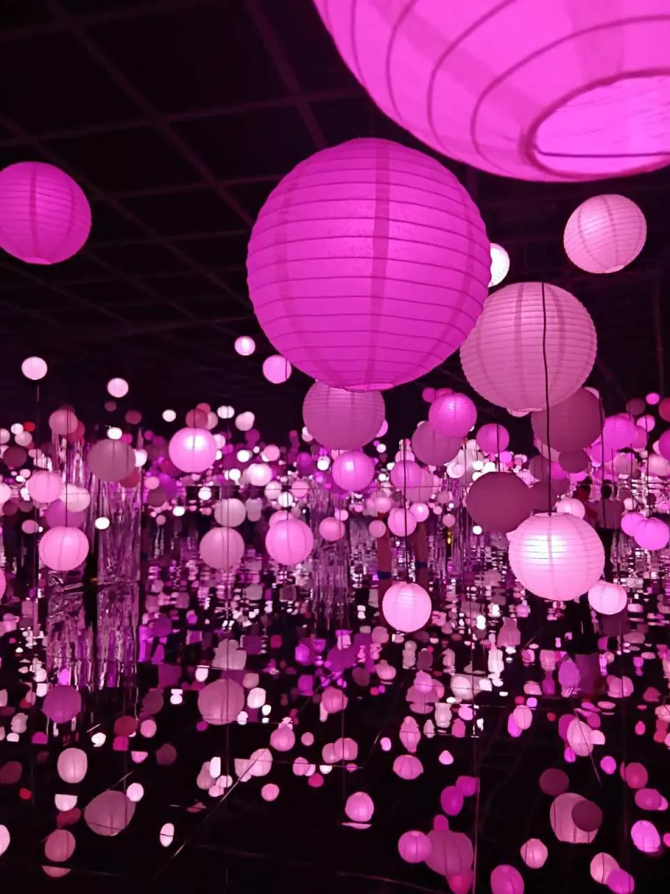 Gallery 5 | Eternal Light
Ripples of light move like a live performance. Hundreds of glowing, suspended orbs fill the space, flowing smoothly with your every move to create a dreamlike atmosphere. Capture your perfect moment in the soft glow of light and shadow.
