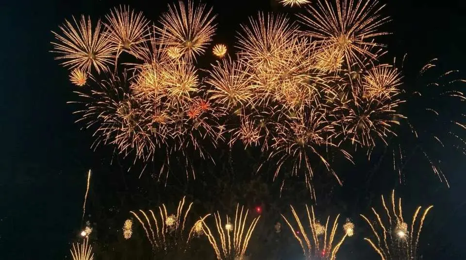 花火がどんどん高く舞い上がり、徐々に空全体を照らし出すにつれ、その視覚的なインパクトは圧倒的だった。通常の都市の花火と比べて、このイベントはより広大な川の景色を提供し、花火が幾重にも重なって展開していく様子をより完全に鑑賞することができ、より没入感のある体験となった。