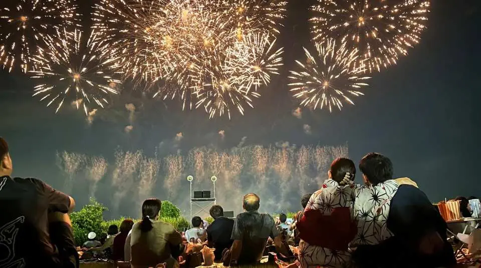 宇都宮花火大会は、想像以上に壮観だった。花火はただ点々と散るのではなく、夜空に途切れることなく、しかも濃密に、非常にタイトなリズムで打ち上げられ、ほぼ最初から最後まで高揚感に満ちていた。