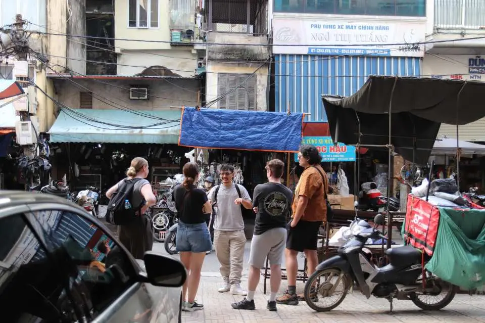 Tiếp tục hành trình đến Chợ Giờ, một khu phố ít người biết đến hơn, nơi bạn có thể chiêm ngưỡng cuộc sống thường nhật bên ngoài những tuyến du lịch quen thuộc. Tìm hiểu về quá trình chuyển mình của Hà Nội từ một nền kinh tế kế hoạch hóa thành một thành phố sôi động như ngày nay.