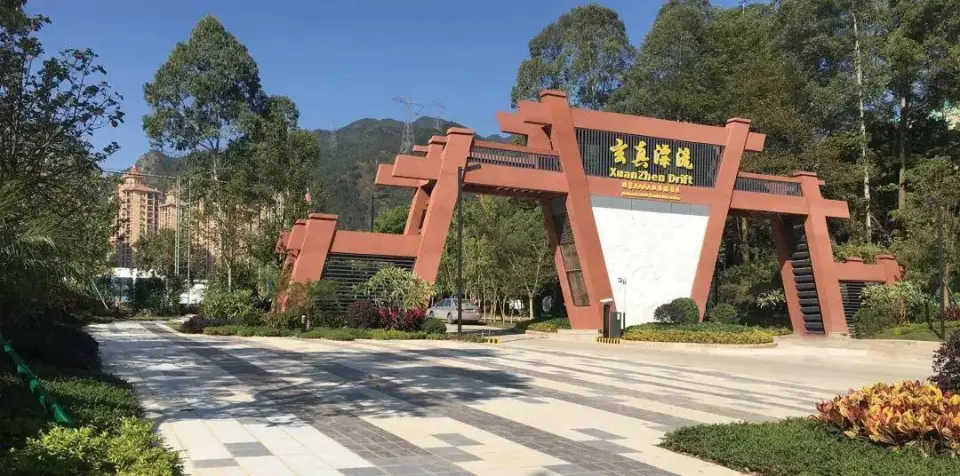💧【純天然山泉水遊玩｜乾淨清涼不悶熱】

景區水源取自玄真峽谷原始山澗山泉，無汙染水質澄澈冰涼，遠離市區高溫與喧囂，夏日下水瞬間消暑，玩水不怕髒，大人小孩都能安心盡情潑水嬉鬧。

🎢【多元水上設施一次暢玩｜全齡層皆合適】

不只單純漂流，超大山水樂園配套豐富設施：

刺激款：雪橇滑梯、小喇叭，高速俯冲超解壓；

親子款：親子休閒池、螺旋滑梯，溫和適合小朋友；

打卡款：夢幻炫彩泡泡趴，滿天彩色泡泡超好拍，隨手出大片。

👨‍👩‍👧【適合各種出行場景｜團建親子兩相宜】

清遠市區大型綜合山水遊樂景區，單獨玩水、情侶約會、家庭親子出遊、公司好友團建都超適合！既能帶小孩享受溫和水上樂園，也能和夥伴展開熱血水上潑水大戰，樂趣多元不單調。

📍地理位置超便利｜導航直達不用繞路

就位於清遠清新區太和鎮，市區過來路程近，導航搜「玄真古洞生態旅遊度假區」即可直達，不用長途奔波，週末一日遊輕鬆安排。
