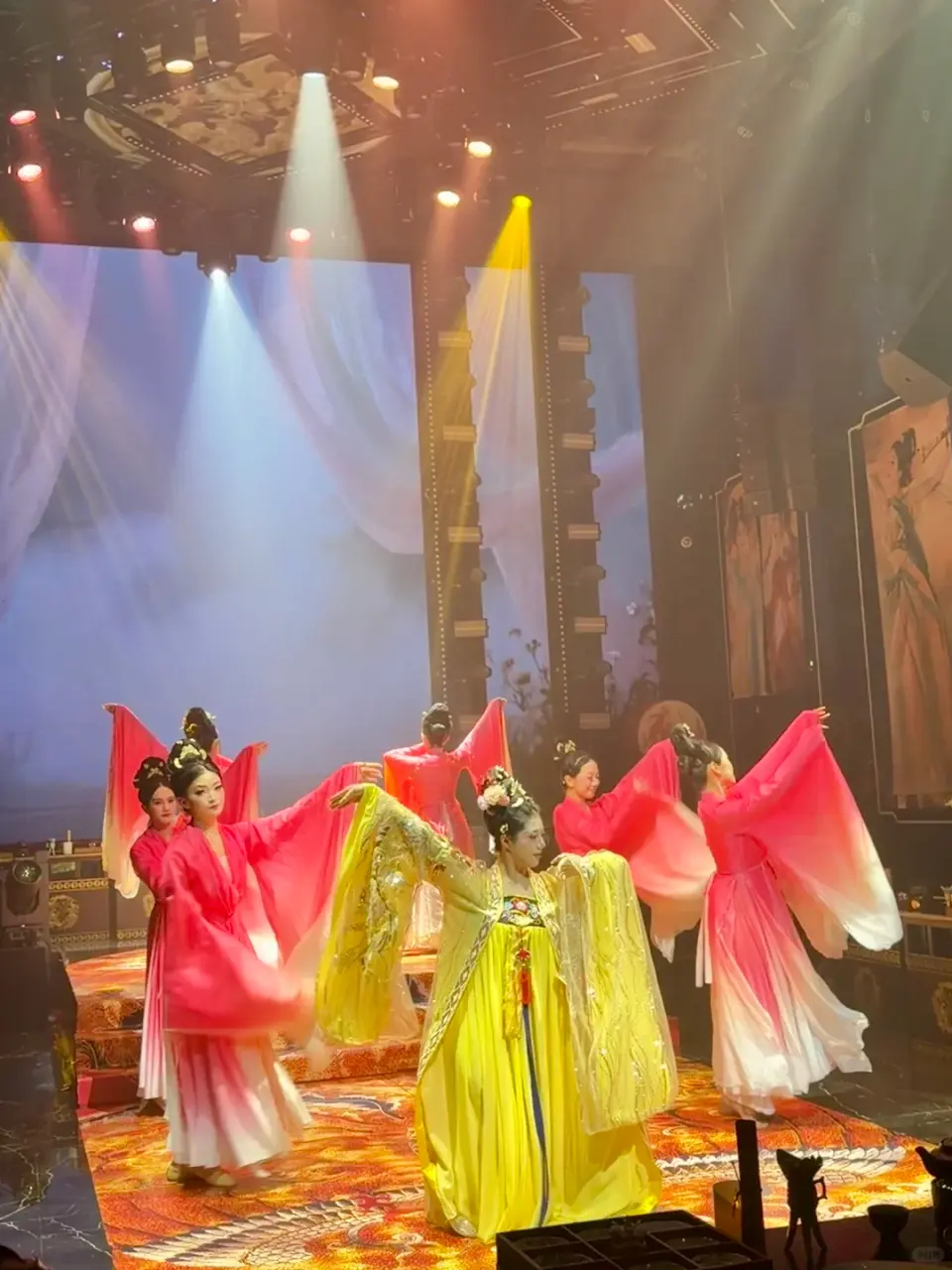一道菜配一段表演” 的独创模式，礼乐戏曲、水袖舞蹈、古风情景剧轮番上演，舞者身姿曼妙，灯光与烟雾交织成梦幻画面，每一个动作都扣人心弦