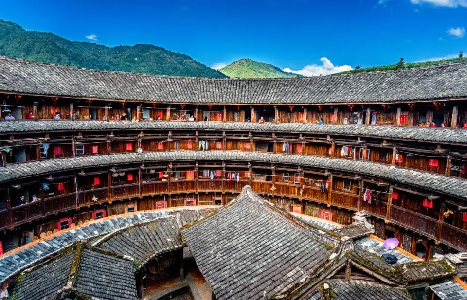 怀远楼是目前建筑工艺最精美、保护最好的双环圆形土楼，为简氏家族所建。怀远楼最引人注目之处在于内院核心位置的祖堂，也就是家族子弟读书的地方“斯是室”