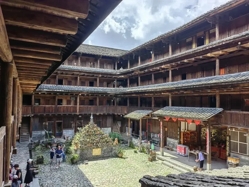 和贵楼又称山脚楼，建于清代雍正十年，是南靖最高的土楼。顾名思义，和贵楼是劝世人弘扬以和为贵的传统美德。楼如其名，在高速变化潮流中，它显得异常的祥和、安宁、沉稳。