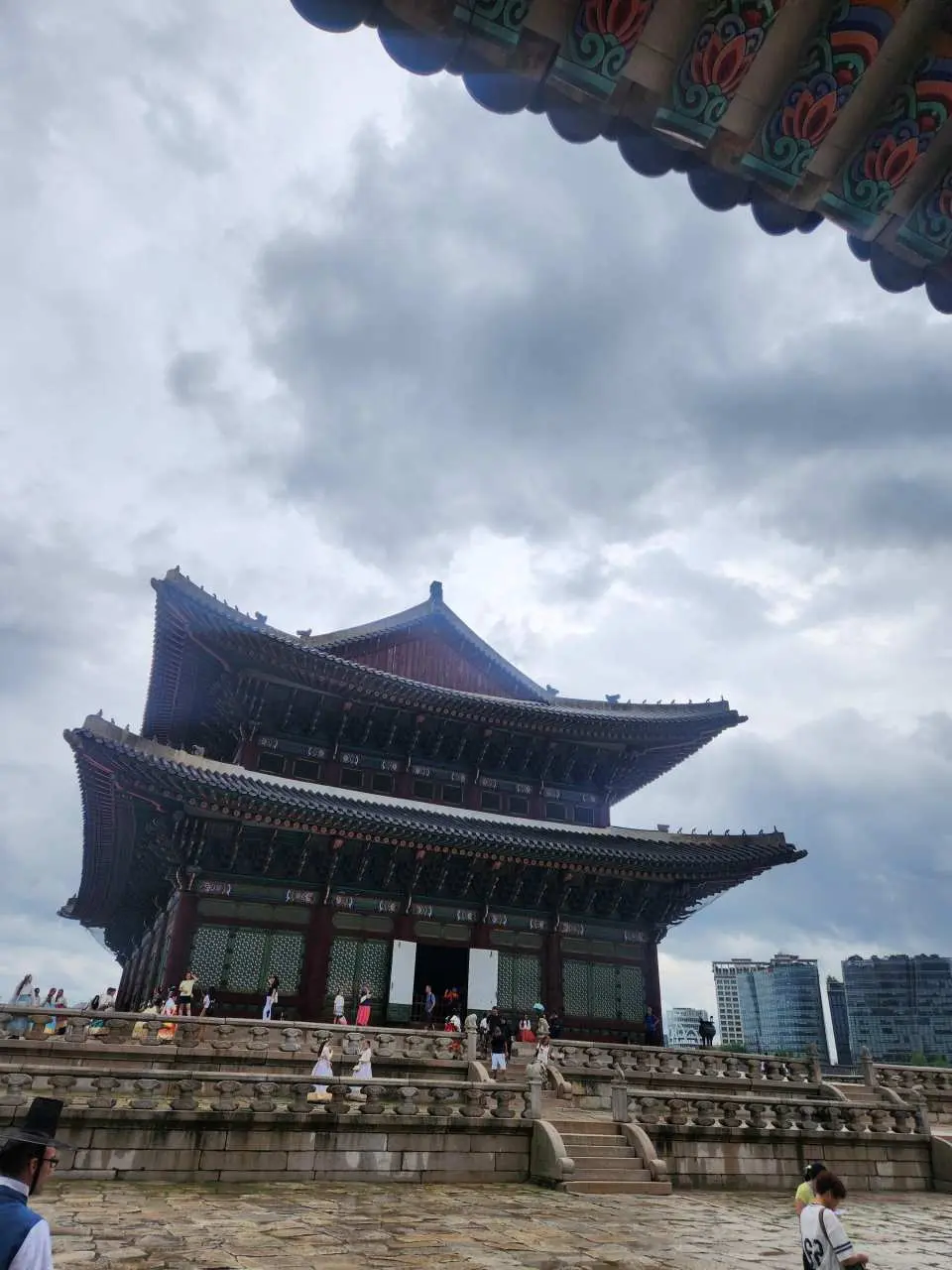 경복궁
(매주 화요일마다 창덕궁으로 대체됩니다.) 경복궁은 조선 시대의 주요 궁궐이었습니다. 이성계가 궁궐을 만들었습니다. 조선 시대 임진왜란 때 파괴되었다가 재건되었습니다.