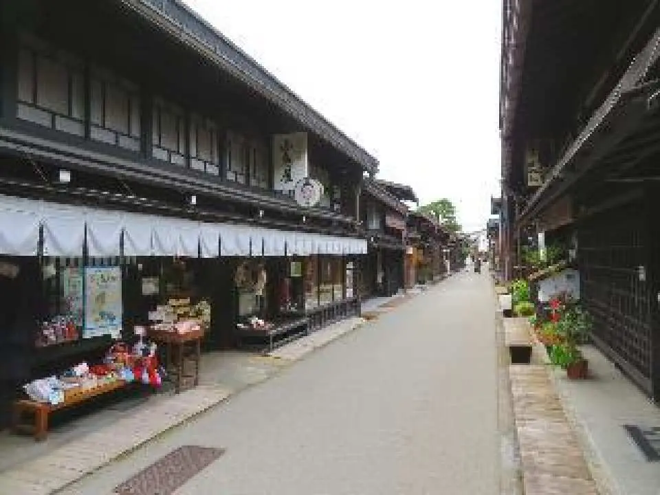 【高山】飞驒高山至今仍保留著江户时代作为城下町繁荣景象的几乎原貌。 「古街景」上林立著清酒酿酒厂和传统工艺品店，让游客仿佛穿越回过去，尽情享受美食与购物的乐趣。

摄影：芳贺道之（东京居民）