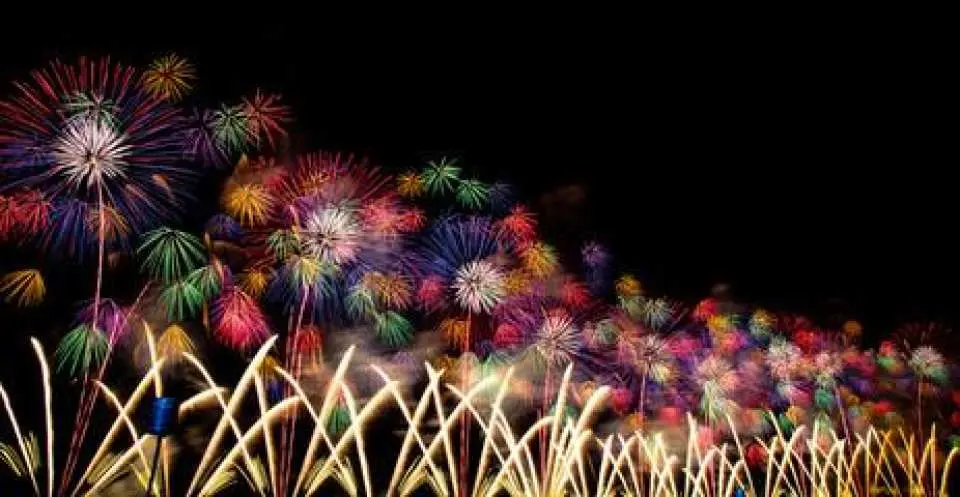 【長岡花火・超大型ワイドスターマイン】カラフルな5色を基調とした「牡丹」と呼ばれる花火を中心に、短時間にバンバンバンッと花火が空を乱舞します！